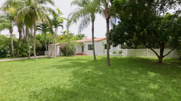 Nowoczesny Dom Tętniącym Życiem Krajobrazie Położony Florydzie Usa Prezentujący Nowoczesny — Wideo stockowe