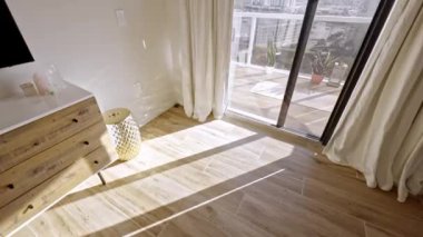 Florida, ABD 'de bulunan bir apartmanın içinde güzel bir çekim / görüntü. Lüks, rahat bir yatak odası, kaliteli bir daire, doğal ışık ve zarif mobilyalar..