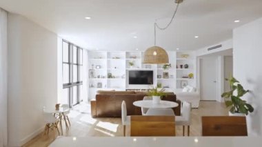 Miami, Florida, ABD 'de bulunan bir apartmanın içinde güzel bir çekim / görüntü. Konforlu mobilyaları ve zarif mimarisi olan modern oturma odası..