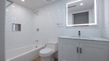 Florida, ABD 'de bulunan bir apartmanın içinde güzel bir çekim / görüntü. Temiz, modern banyo ferahlatıcı duşu, yansıtan aynası ve parlak fayansları var..