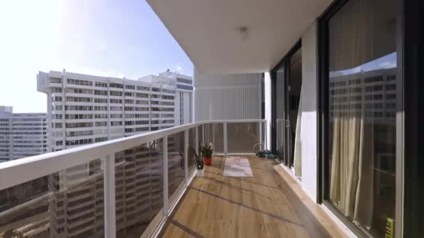 Edificio Apartamentos Contemporáneo Shot Filmación Miami Florida Mostrando Diseño Arquitectónico — Vídeos de Stock