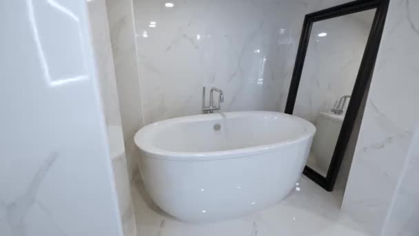 位于美国佛罗里达州的一间公寓内的美丽镜头 现代的浴室 有新鲜的淋浴 反射镜和光滑的瓷砖 — 图库视频影像