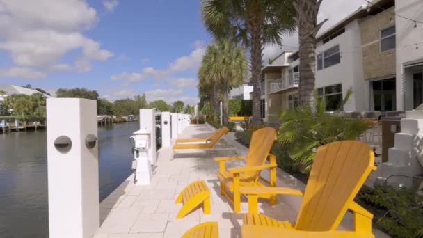 Fort Lauderdale Florida Usa Modernes Gebäude Mit Schwimmbad Bäumen Stühlen — Stockvideo