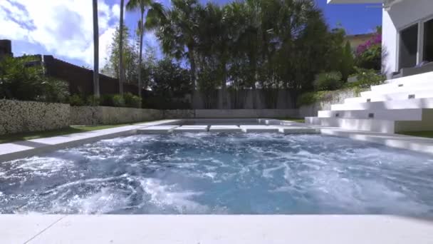 美国佛罗里达州 有游泳池 椅子的现代建筑 城市景观 反映水池和海洋 城市建筑和风景环境 — 图库视频影像