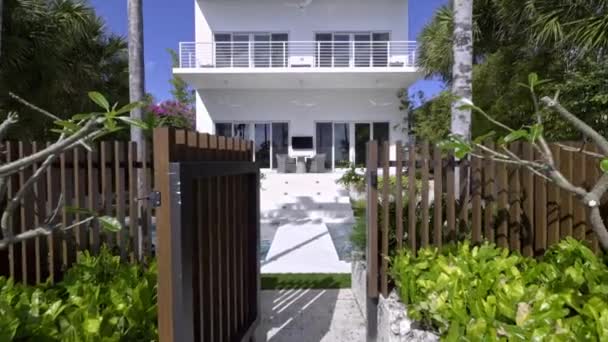 Floride États Unis Immeuble Moderne Avec Piscine Arbres Chaises Paysage — Video