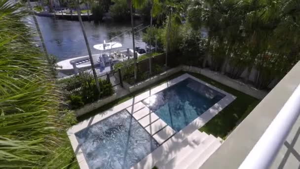 Florida Eua Edifício Moderno Com Piscina Árvores Cadeiras Paisagem Urbana — Vídeo de Stock