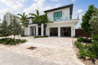 Modern villası olan lüks bir ev.