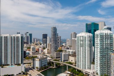 Florida, Usa 'daki Photoshoot Hava Aracı görüntüsü geniş bir bitki örtüsüyle çevrili bir su kanalındaki çoklu binalarla gökyüzünü gösteriyor..