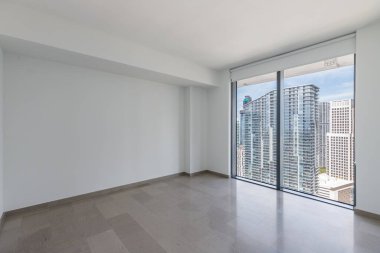 Boş oda ve pencereli balkon, beyaz duvarlı modern ev manzarası.