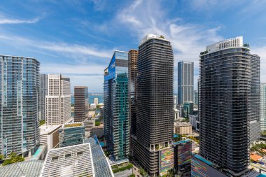 Modern ofis binasının ve şehir merkezinin havadan görünüşü