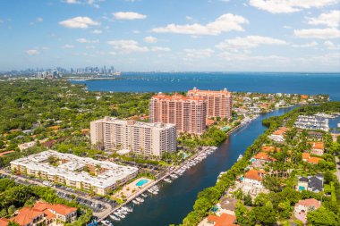 Florida, Usa 'daki Photoshoot Hava Aracı görüntüsü geniş bir bitki örtüsüyle çevrili bir su kanalındaki çoklu binalarla gökyüzünü gösteriyor..