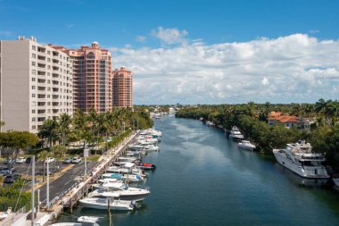 Florida, Usa 'daki Photoshoot Hava Aracı görüntüsü geniş bir bitki örtüsüyle çevrili bir su kanalındaki çoklu binalarla gökyüzünü gösteriyor..