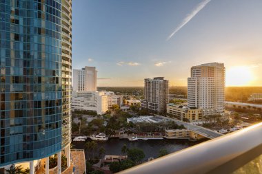 Florida, Usa 'daki Photoshoot Hava Aracı görüntüsü geniş bir bitki örtüsüyle çevrili bir su kanalındaki çoklu binalarla gökyüzünü gösteriyor..