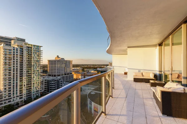 Moderno Balcón Con Hermosa Vista Atardecer — Foto de Stock