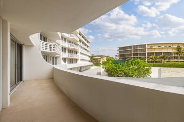 Güneşli günlerde havuzu olan lüks bir otel binası.