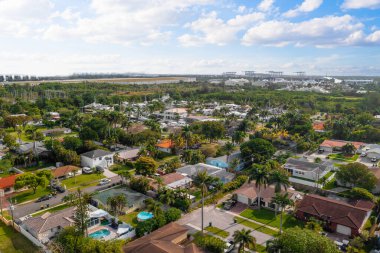 Florida 'da evleri olan küçük bir kasabanın hava manzarası.