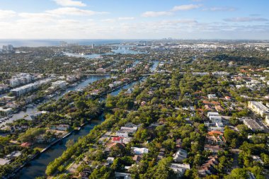 Florida, Usa 'daki Photoshoot Hava Aracı görüntüsü geniş bir bitki örtüsüyle çevrili bir su kanalındaki çoklu binalarla gökyüzünü gösteriyor..