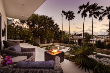 Florida, ABD 'de Doğal Yeşil Cesped ile arka bahçe halk bahçesi. Bulutlu berrak Mavi Gökyüzü, Armonik bir atmosfer oluşturan bir sürü ağaçlı doğal bereketli bitki örtüsü.