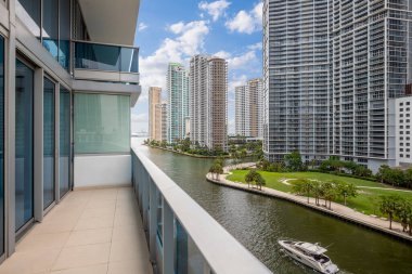 Florida, ABD 'deki Photoshoot Görüntüleri, ticari alan, lüks evler, binalar ve malikaneler, turkuaz suyu, mavi gökyüzü ve su kanalı etrafında bol miktarda tropikal bitki örtüsü.