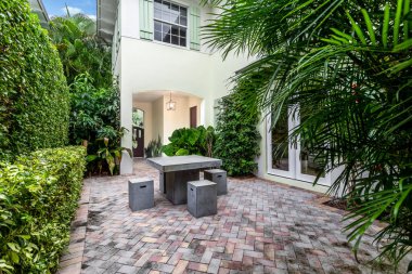 Modern mimari tasarım, ahşap mobilya, güzel yeşil bitki örtüsü, Mavi Gökyüzü Bulutları ve Doğa.