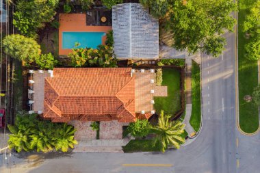 Florida, ABD 'deki hava aracı fotoshoot, ticari alan, lüks evler, binalar ve malikaneler, turkuaz suyu, mavi gökyüzü ve su kanalı etrafında bol miktarda tropikal bitki örtüsü.