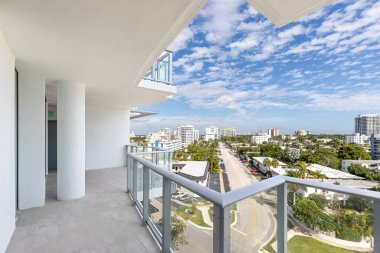 Çağdaş Balkon Fotoğrafçılığı Florida, ABD 'de yer almaktadır. Modern mimari tasarım ve gelişimi gösteriyor. Günbatımı ve ticari manzaralı güzel, berrak bir Skyline..