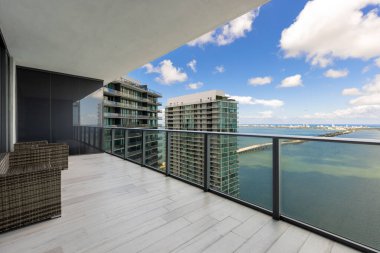 Çağdaş Balkon Fotoğrafçılığı Florida, ABD 'de yer almaktadır. Modern mimari tasarım ve gelişimi gösteriyor. Günbatımı ve ticari manzaralı güzel, berrak bir Skyline..