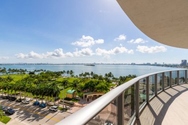 Çağdaş Balkon Fotoğrafçılığı Florida, ABD 'de yer almaktadır. Modern mimari tasarım ve gelişimi gösteriyor. Günbatımı ve ticari manzaralı güzel, berrak bir Skyline..