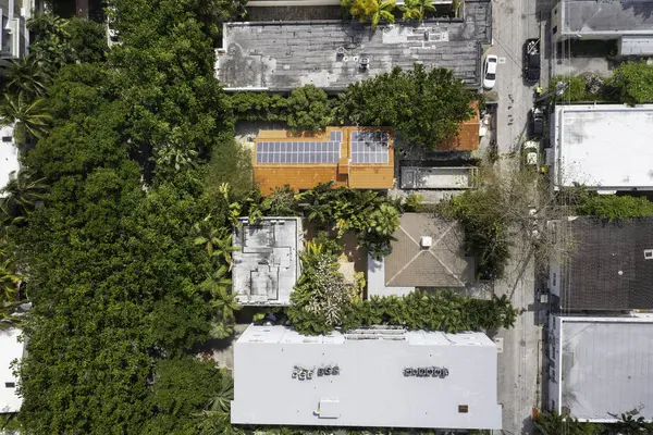 Florida, ABD 'deki hava aracı fotoshoot, ticari alan, lüks evler, binalar ve malikaneler, turkuaz suyu, mavi gökyüzü ve su kanalı etrafında bol miktarda tropikal bitki örtüsü.