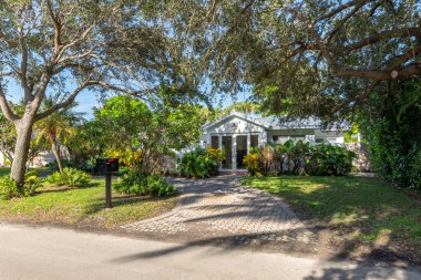 Florida, ABD 'deki ön kapı bahçesi. Bulutlu berrak Mavi Gökyüzü, Armonik bir atmosfer oluşturan bir sürü ağaçlı doğal bereketli bitki örtüsü.