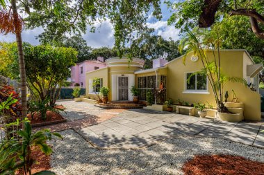 Florida, ABD 'deki ön kapı bahçesi. Bulutlu berrak Mavi Gökyüzü, Armonik bir atmosfer oluşturan bir sürü ağaçlı doğal bereketli bitki örtüsü.