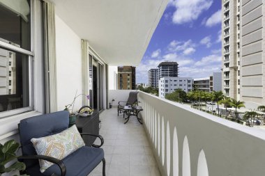 Florida, ABD 'deki hava aracı fotoshoot, ticari alan, lüks evler, binalar ve malikaneler, turkuaz suyu, mavi gökyüzü ve su kanalı etrafında bol miktarda tropikal bitki örtüsü.