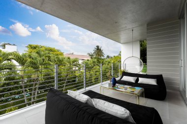 Florida, ABD 'deki hava aracı fotoshoot, ticari alan, lüks evler, binalar ve malikaneler, turkuaz suyu, mavi gökyüzü ve su kanalı etrafında bol miktarda tropikal bitki örtüsü.