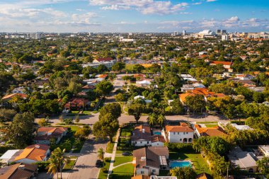 Hava aracı fotoshoot Florida, ABD 'de ticari alan, lüks evler, binalar ve malikaneler, etrafta bol tropikal bitki örtüsü, güzel blu gökyüzü.