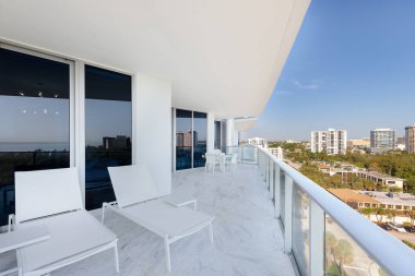 Florida, ABD 'deki hava aracı fotoshoot, ticari alan, lüks evler, binalar ve malikaneler, turkuaz suyu, mavi gökyüzü ve su kanalı etrafında bol miktarda tropikal bitki örtüsü.