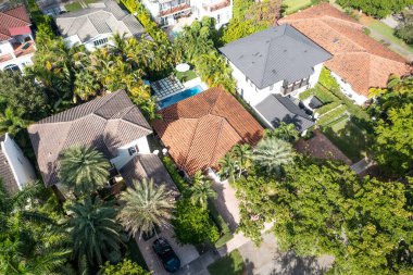 Hava aracı fotoshoot Florida, ABD 'de ticari alan, lüks evler, binalar ve malikaneler, etrafta bol tropikal bitki örtüsü, güzel blu gökyüzü.