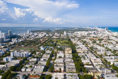 Hava aracı fotoshoot Florida, ABD 'de ticari alan, lüks evler, binalar ve malikaneler, etrafta bol tropikal bitki örtüsü, güzel blu gökyüzü.