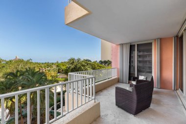 Florida, ABD 'deki hava aracı fotoshoot, ticari alan, lüks evler, binalar ve malikaneler, turkuaz suyu, mavi gökyüzü ve su kanalı etrafında bol miktarda tropikal bitki örtüsü.