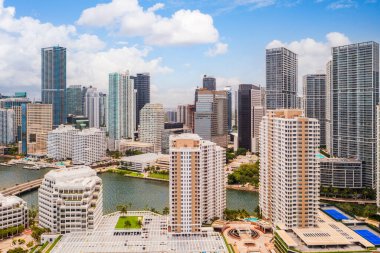 Florida, ABD 'deki hava aracı fotoshoot, ticari alan, lüks evler, binalar ve malikaneler, turkuaz suyu, mavi gökyüzü ve su kanalı etrafında bol miktarda tropikal bitki örtüsü.