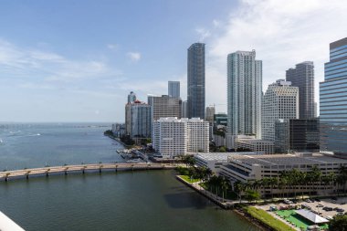 Florida, ABD 'deki hava aracı fotoshoot, ticari alan, lüks evler, binalar ve malikaneler, turkuaz suyu, mavi gökyüzü ve su kanalı etrafında bol miktarda tropikal bitki örtüsü.