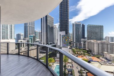 Florida, ABD 'deki hava aracı fotoshoot, ticari alan, lüks evler, binalar ve malikaneler, turkuaz suyu, mavi gökyüzü ve su kanalı etrafında bol miktarda tropikal bitki örtüsü.