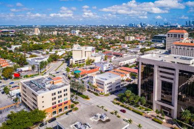 Hava aracı fotoshoot Florida, ABD 'de ticari alan, lüks evler, binalar ve malikaneler, etrafta bol tropikal bitki örtüsü, güzel blu gökyüzü.