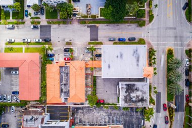 Hava aracı fotoshoot Florida, ABD 'de ticari alan, lüks evler, binalar ve malikaneler, etrafta bol tropikal bitki örtüsü, güzel blu gökyüzü.