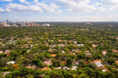 Hava aracı fotoshoot Florida, ABD 'de ticari alan, lüks evler, binalar ve malikaneler, etrafta bol tropikal bitki örtüsü, güzel blu gökyüzü.