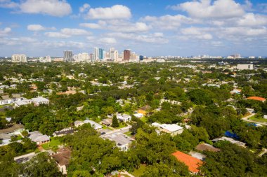 Hava aracı fotoshoot Florida, ABD 'de ticari alan, lüks evler, binalar ve malikaneler, etrafta bol tropikal bitki örtüsü, güzel blu gökyüzü.