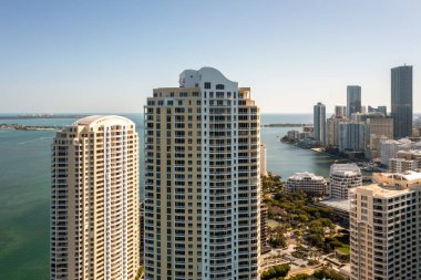Florida, ABD 'deki hava aracı fotoshoot, ticari alan, lüks evler, binalar ve malikaneler, turkuaz suyu, mavi gökyüzü ve su kanalı etrafında bol miktarda tropikal bitki örtüsü.