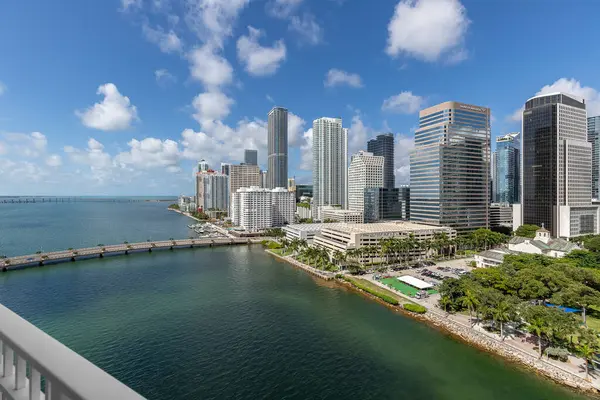 Florida, ABD 'deki hava aracı fotoshoot, ticari alan, lüks evler, binalar ve malikaneler, turkuaz suyu, mavi gökyüzü ve su kanalı etrafında bol miktarda tropikal bitki örtüsü.