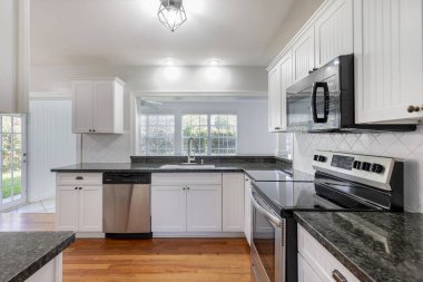 Florida, ABD 'de Modern Mutfak Tasarımı. Modern mimari tasarım, geliştirme, mutfak, tezgah, ahşap zemin. Mutfak ve tezgahlar için iç çekimler.