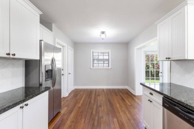 Florida, ABD 'de Modern Mutfak Tasarımı. Modern mimari tasarım, geliştirme, mutfak, tezgah, ahşap zemin. Mutfak ve tezgahlar için iç çekimler.