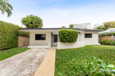 Florida, ABD 'deki ön kapı bahçesi. Bulutlu berrak Mavi Gökyüzü, Armonik bir atmosfer oluşturan bir sürü ağaçlı doğal bereketli bitki örtüsü.